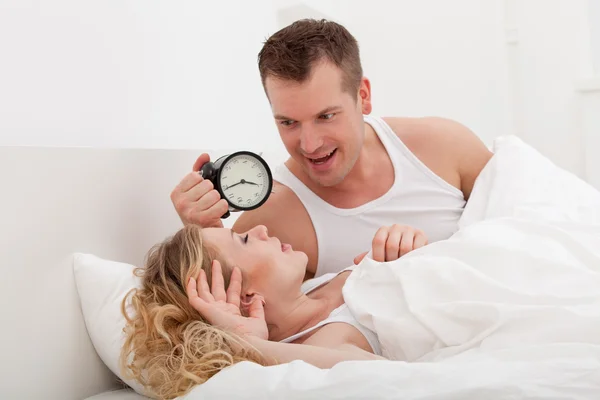 Couple lying in bedroom — Stock Photo, Image