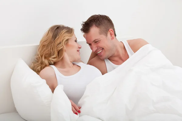Couple lying in bed — Stock Photo, Image