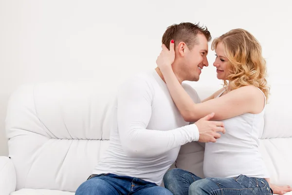 Couple sitting and hugging — Stock Photo, Image