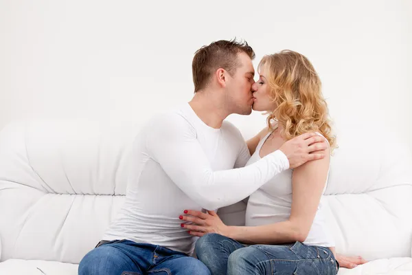 Mulher e homem beijando — Fotografia de Stock