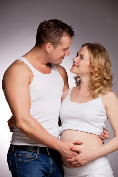Zwangere vrouw en gelukkig man — Stockfoto