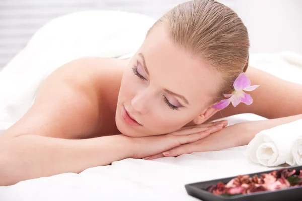 Mujer spa relajante — Foto de Stock