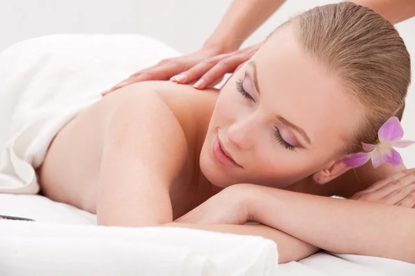 La mujer durante el procedimiento del masaje — Foto de Stock