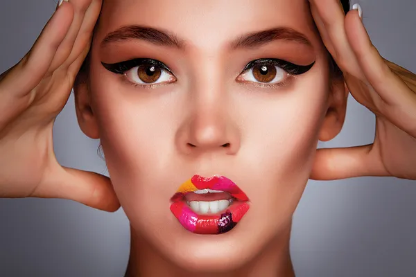 güzel bir kadın moda makyaj ile