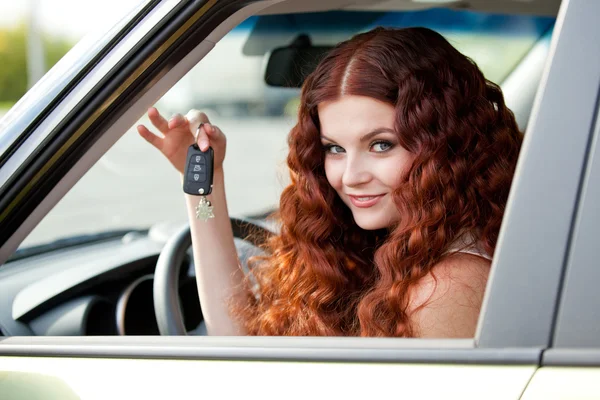 Mujer sentada en el coche — Foto de Stock