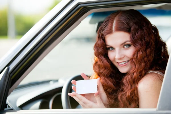 Frau sitzt im Auto — Stockfoto