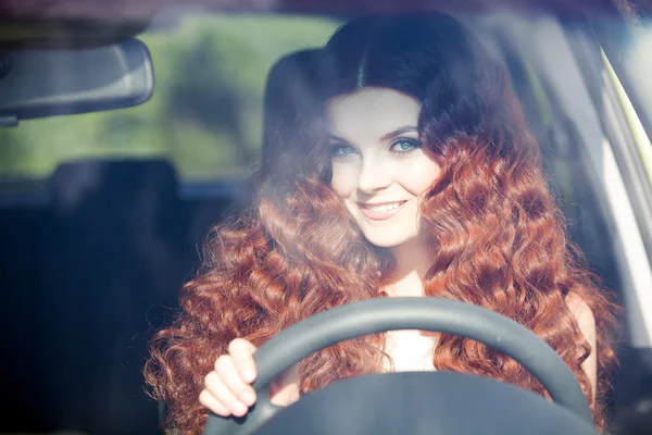 Mujer sentada en el coche — Foto de Stock