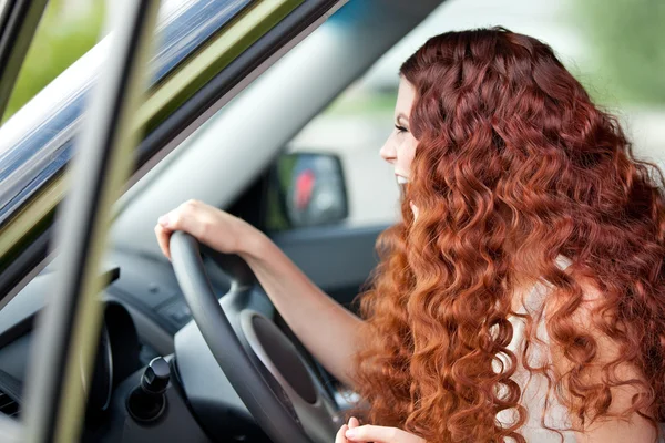 Mujer sentada en el coche — Foto de Stock