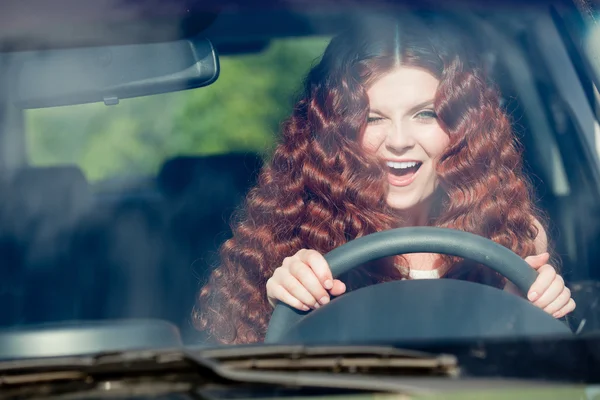 Femme assise dans la voiture — Photo