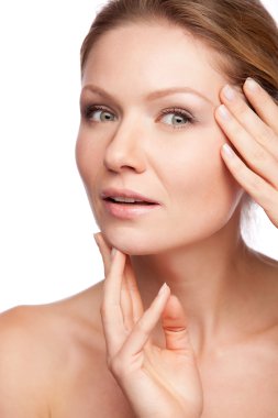 Beyaz arka planda güzel bir kadının portresi