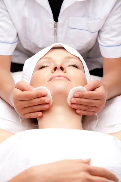 Mujer está teniendo tratamiento cosmético en el salón de spa . —  Fotos de Stock