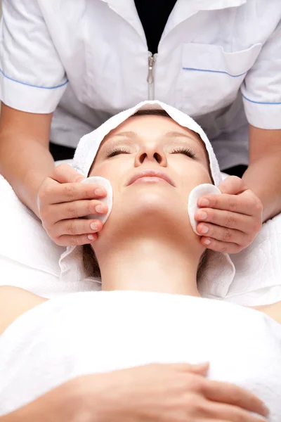Woman is having cosmetic treatment at spa salon. — Stock Photo, Image