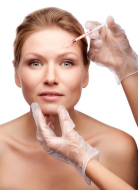 güzel kadın bir enjeksiyon yüzüne alır.