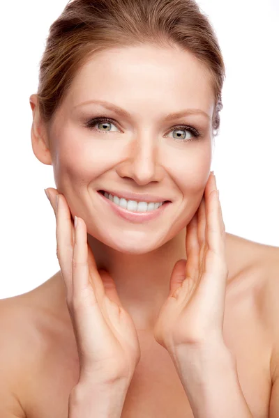 Beyaz arka planda güzel bir kadının portresi