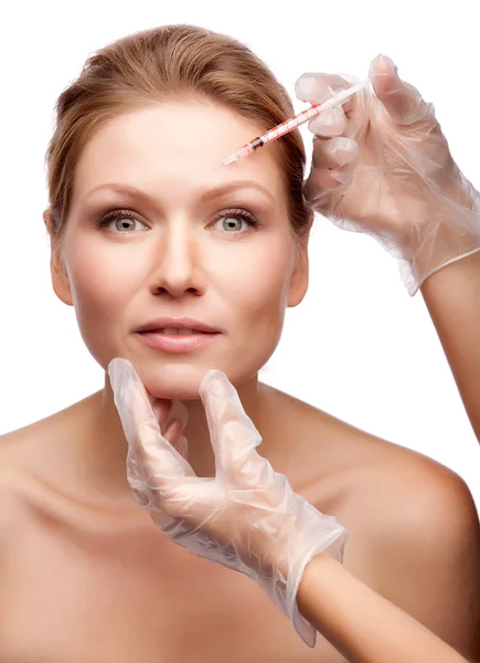 güzel kadın bir enjeksiyon yüzüne alır.