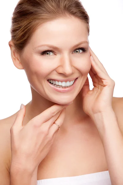 Beyaz arka planda güzel bir kadının portresi