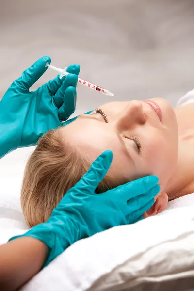 Mujer de belleza dando inyecciones faciales . — Foto de Stock