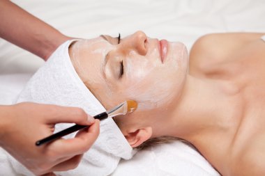 kadın Güzellik Salonu yüz maskesi alma için spa terapisi