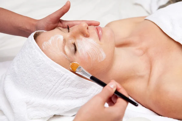 Terapia de spa para mujeres que reciben máscara facial en el salón de belleza — Foto de Stock