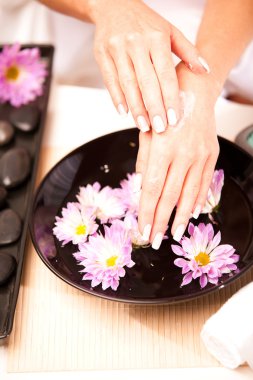 sağlıklı hands.female nemlendirici uygulayarak elleri için
