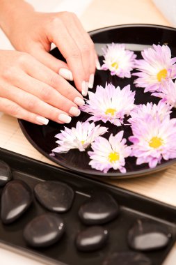 Spa yordamı kadının ellerine