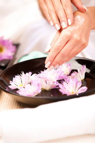 Gezonde hands.female vochtinbrengende crème op haar handen toe te passen — Stockfoto