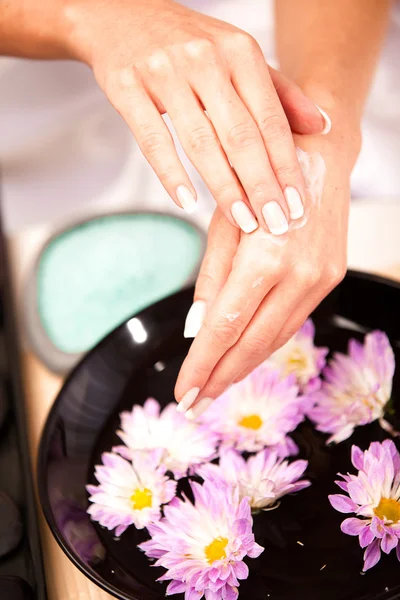 Gezonde hands.female vochtinbrengende crème op haar handen toe te passen — Stockfoto