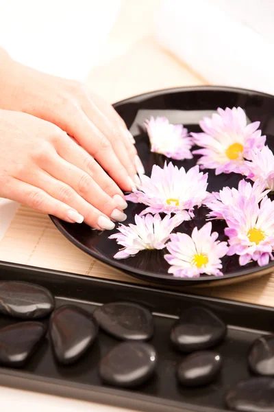 Les mains de la femme au spa procédure — Photo