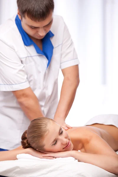 Massaggiatore sta massaggiando femminile — Foto Stock
