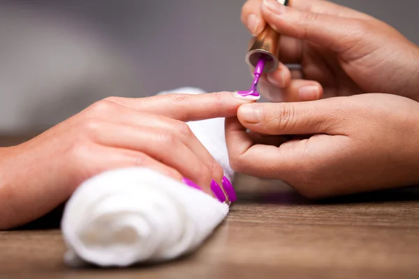 Vrouw in een nagel salon ontvangen een manicure — Stockfoto