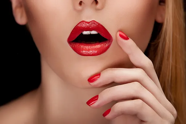 Rode sexy lippen en nagels close-up. — Stockfoto