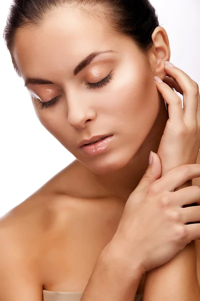 Retrato de belleza. Hermosa mujer Spa tocando su cara — Foto de Stock