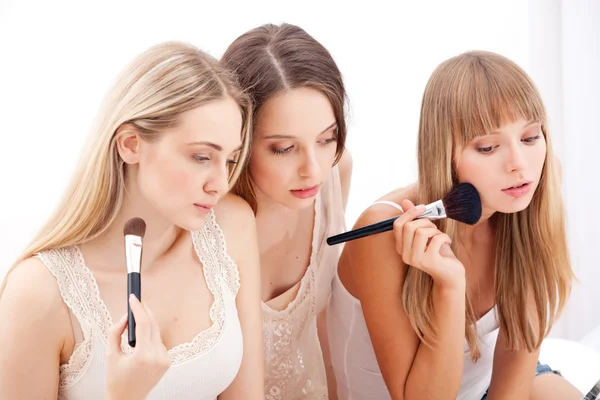 Grupo de mujeres que aplican maquillaje en la cara —  Fotos de Stock