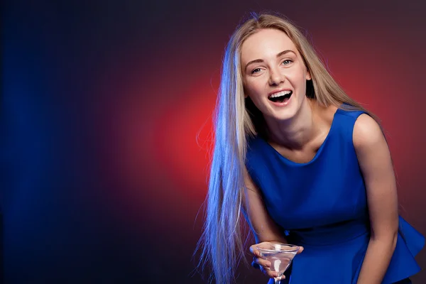 Hermosa mujer en vestido de noche con cóctel — Foto de Stock