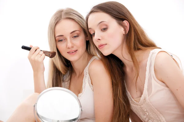 Groupe de femmes appliquant le maquillage sur le visage — Photo