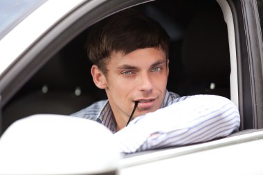 Arabadaki genç adam.