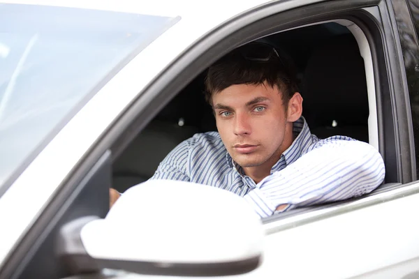 Jeune homme dans une voiture — Photo