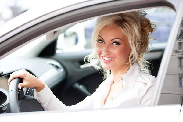 Jolie femme montrant la clé de la voiture — Photo