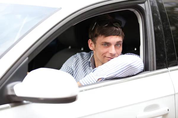 Jeune homme dans une voiture — Photo