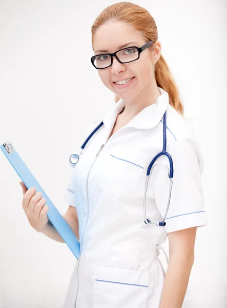 Smilende læge kvinde med stetoskop. - Stock-foto