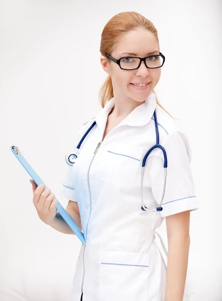 Glimlachende arts vrouw met stethoscoop. Stockfoto