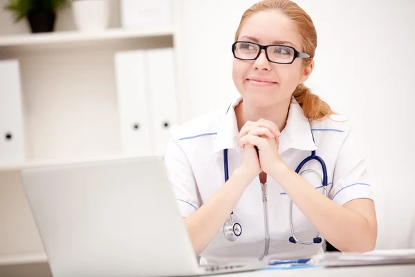 Porträt einer lächelnden Ärztin in ihrem Büro — Stockfoto