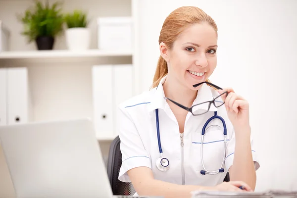 Gülümseyen bir doktor ofisinde çalışan portresi — Stok fotoğraf