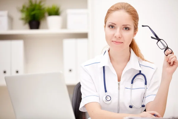 Gülümseyen bir doktor ofisinde çalışan portresi — Stok fotoğraf