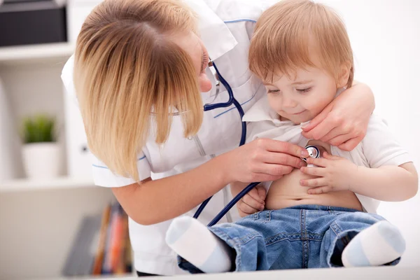 Médico y niño Fotos De Stock