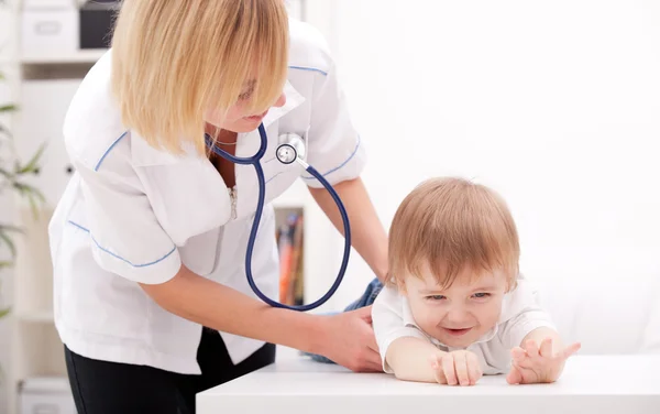 Médico e criança — Fotografia de Stock