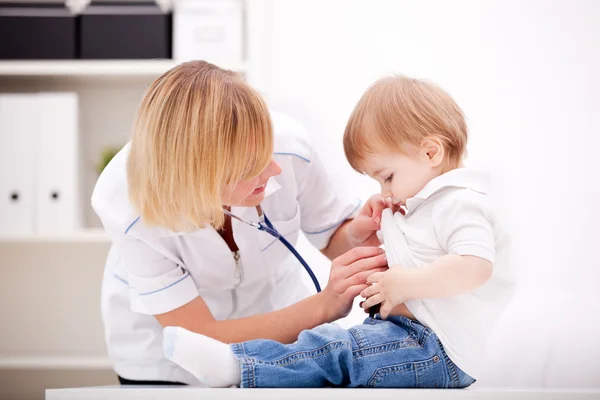 Médico y niño — Foto de Stock