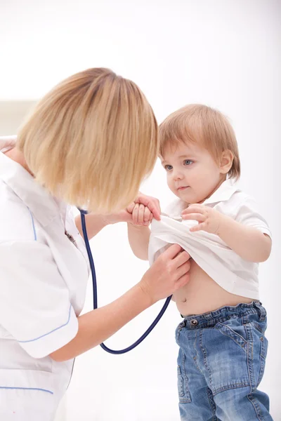 Médico y niño —  Fotos de Stock