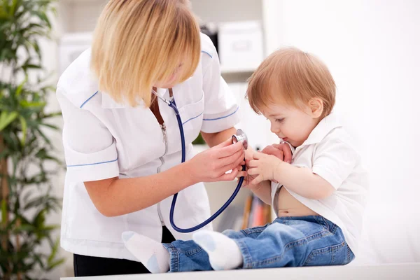 Médico y niño Fotos de stock