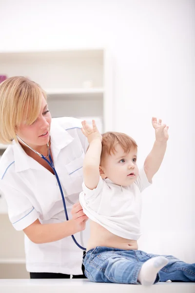 Médico y niño Imágenes de stock libres de derechos